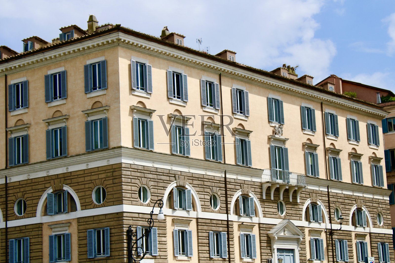 意大利罗马有许多窗户的建筑照片摄影图片