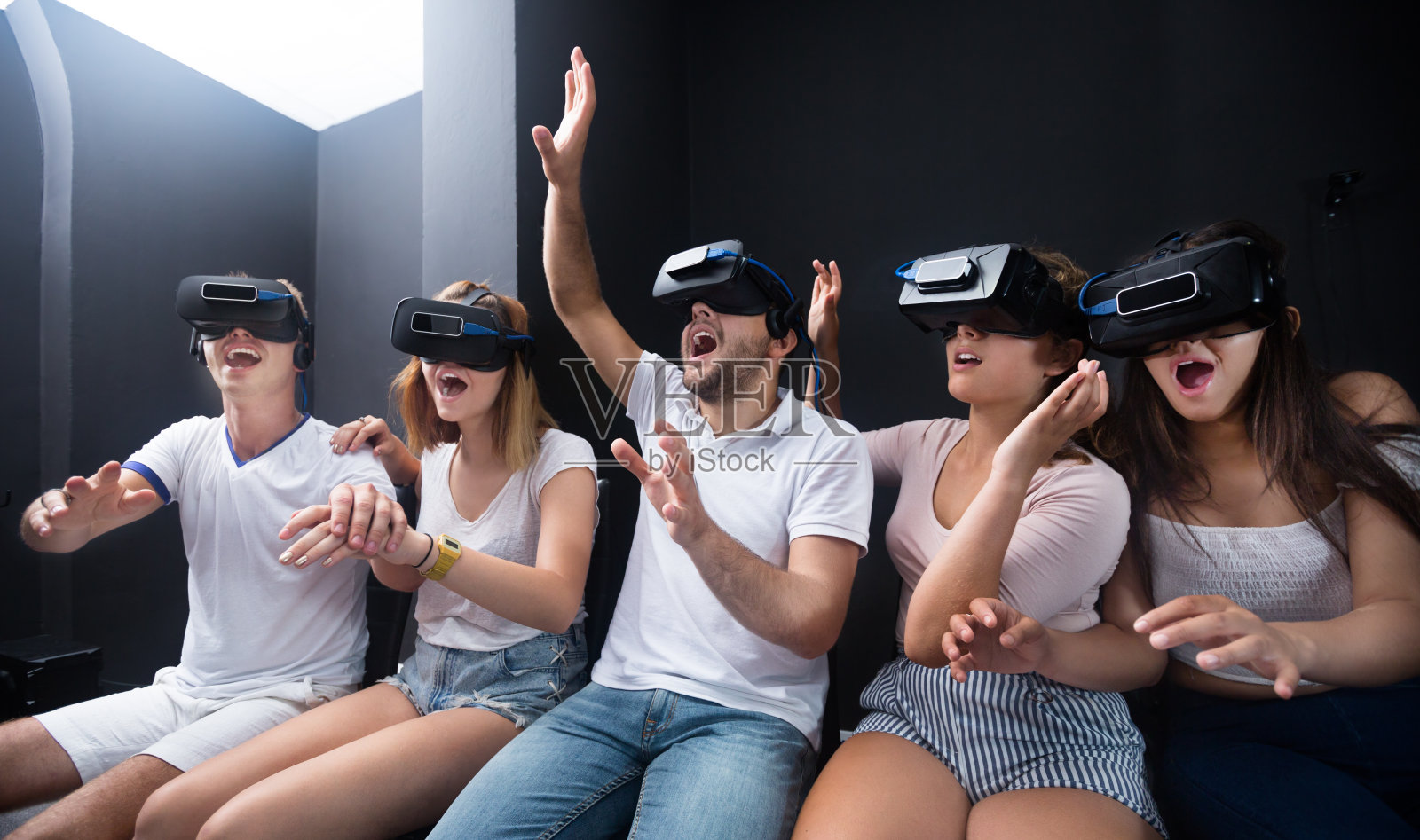 人们享受vr头盔护目镜带来的乐趣照片摄影图片