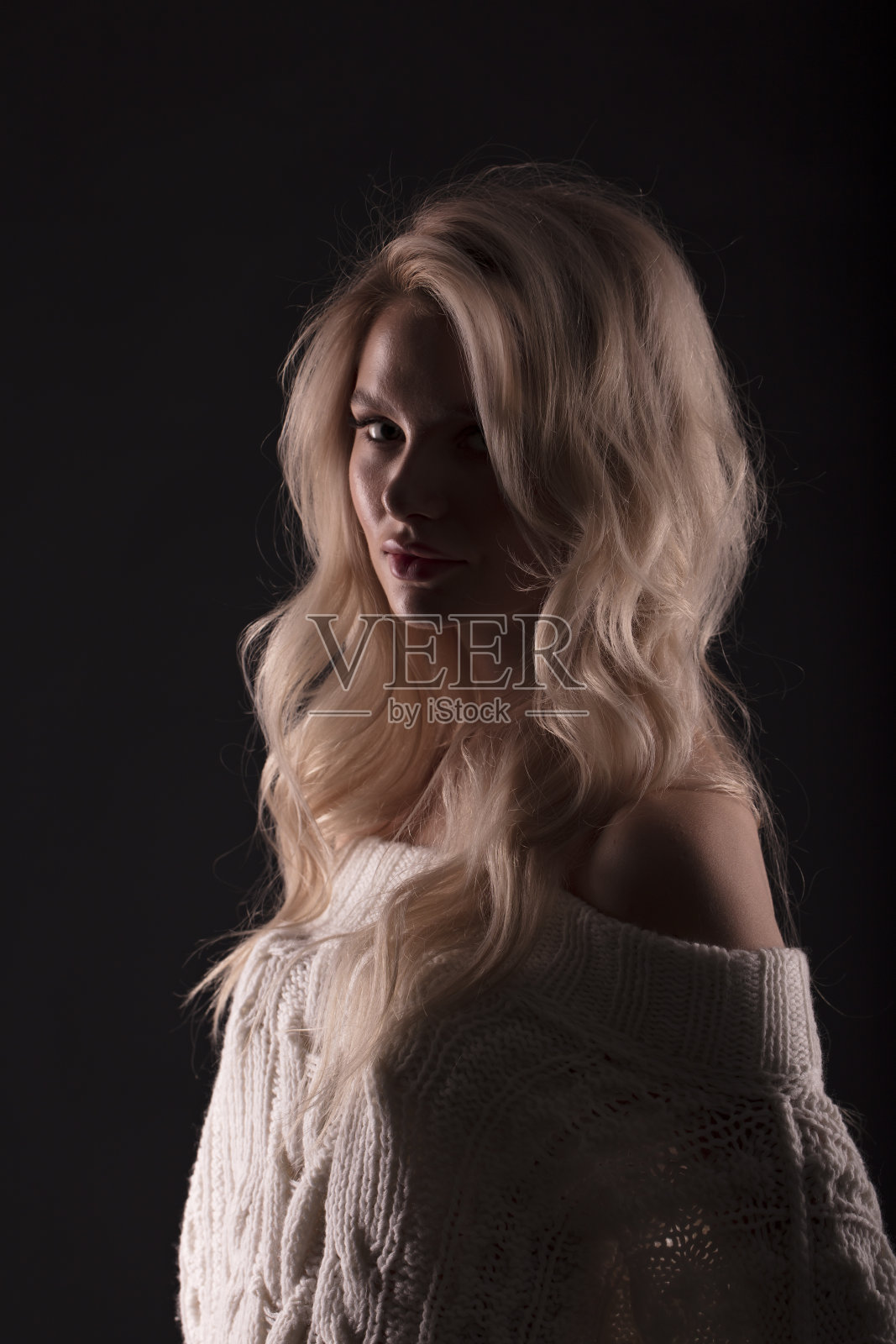 金发的，画室里年轻女孩的肖像照片摄影图片