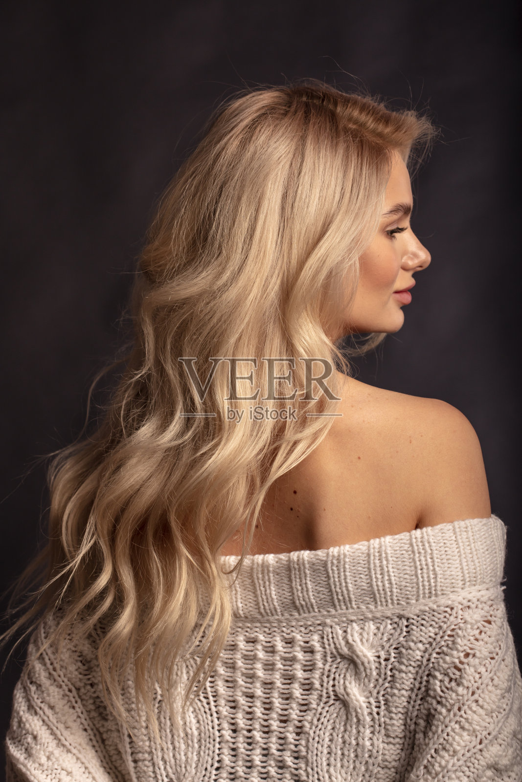 金发的，画室里年轻女孩的肖像照片摄影图片