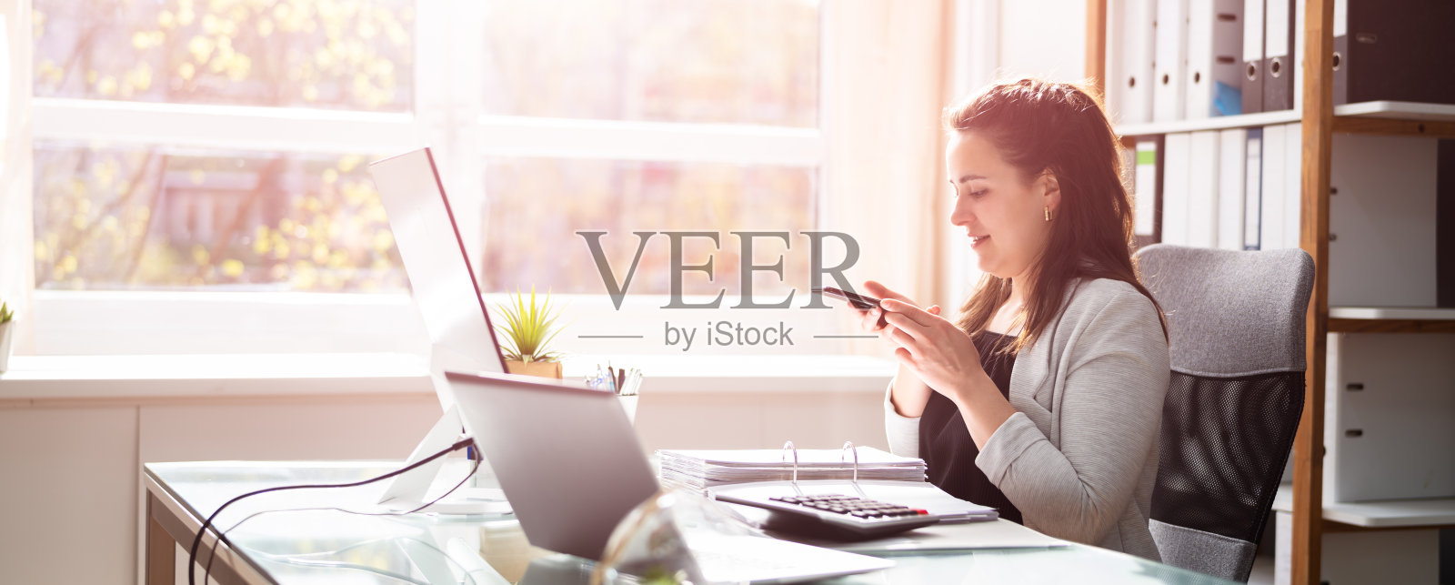 用手机拍摄文档照片或照片照片摄影图片