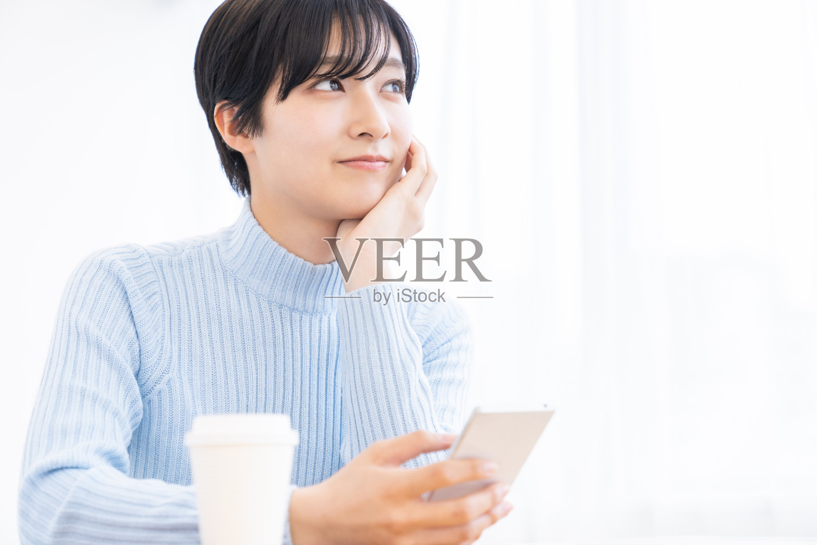 有魅力的亚洲女人看智能手机照片摄影图片