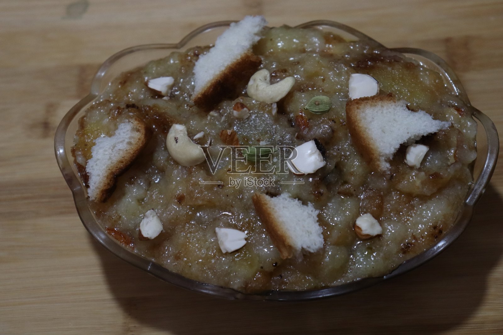 哈尔瓦面包，用面包和杏仁装饰的甜点照片摄影图片