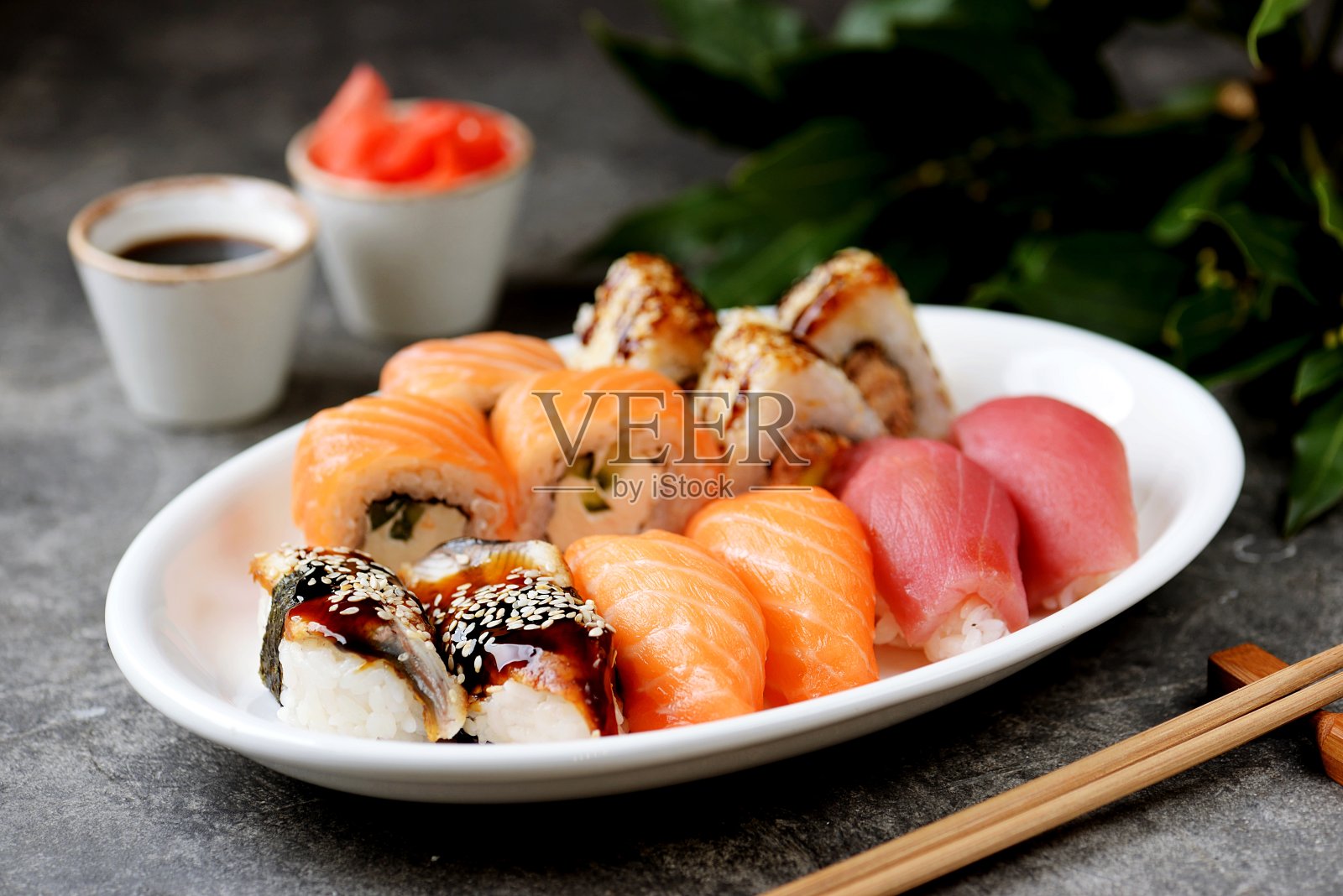 寿司配三文鱼，软芝士，金枪鱼，熏鳗鱼。健康食品。照片摄影图片