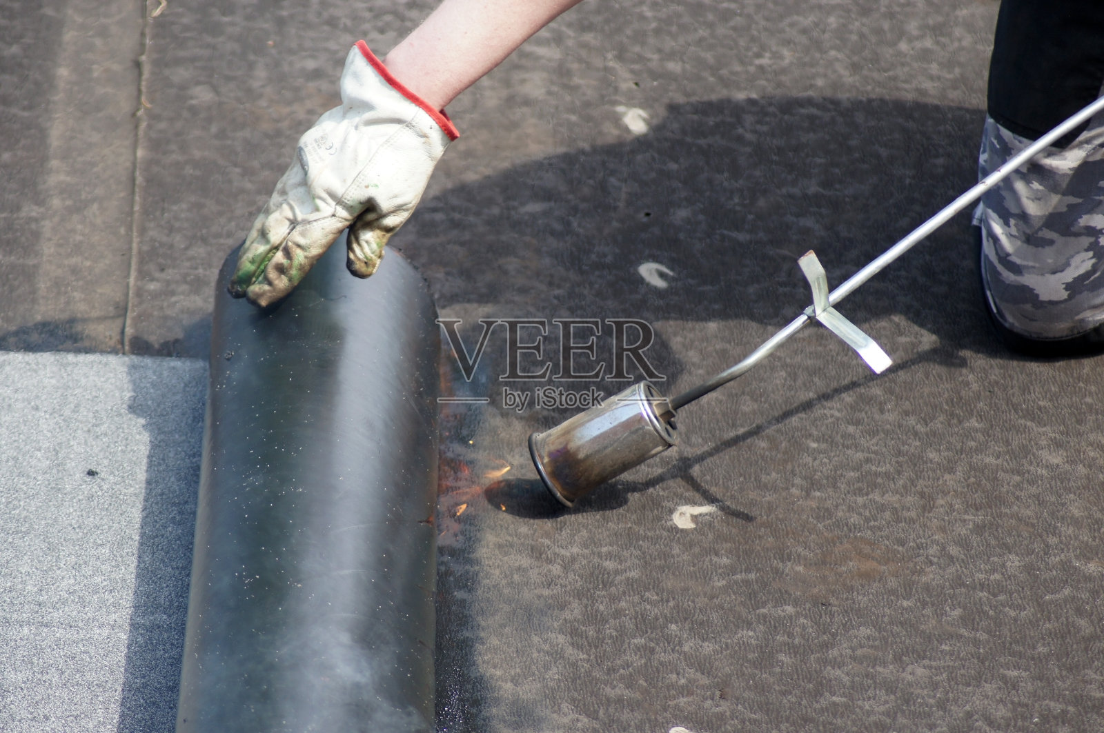 焊接轨道与燃气燃烧器屋顶照片摄影图片