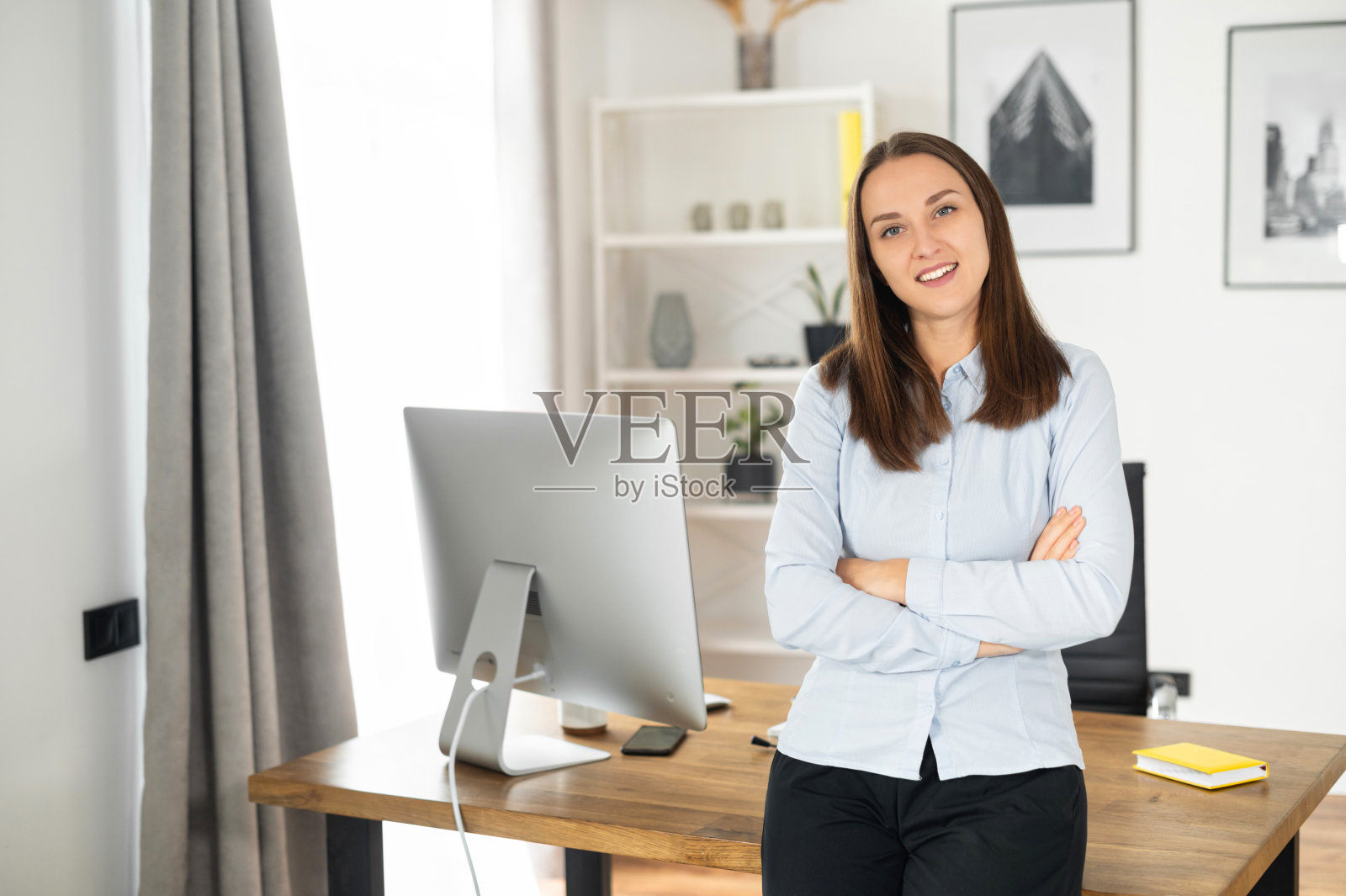 室内一位年轻的女职员照片摄影图片