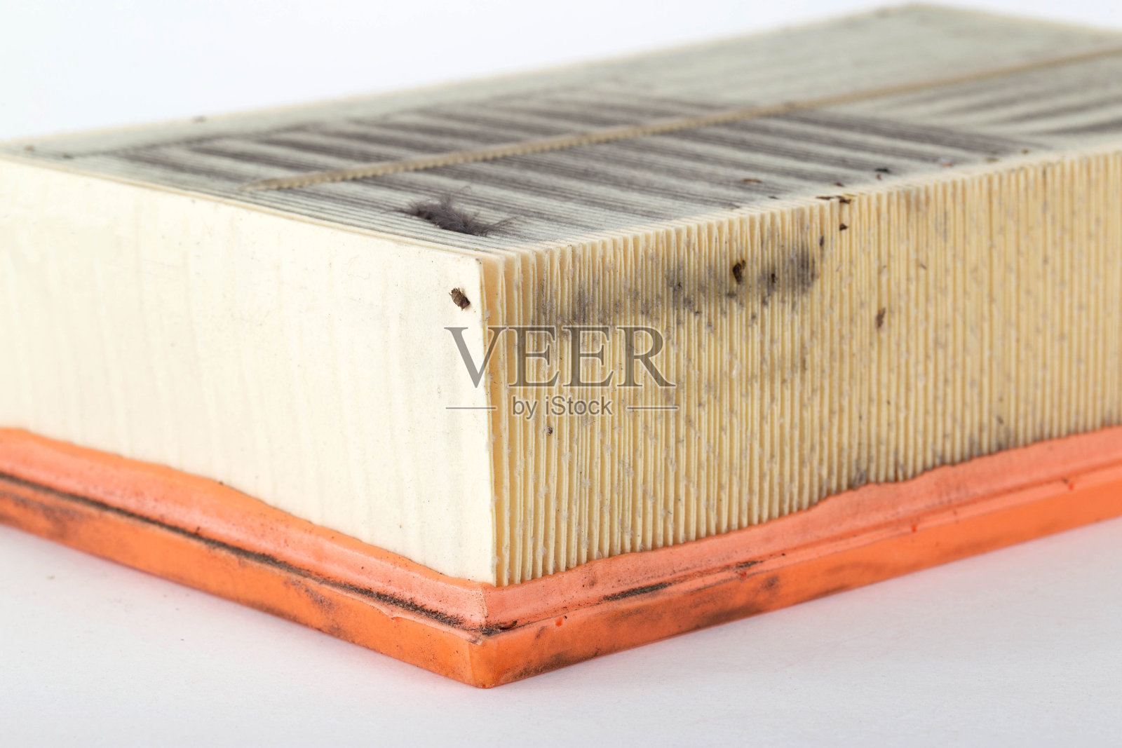 肮脏的汽车空气过滤器，白色背景，孤立。更换滤芯的概念根据汽车保养规定，特写照片摄影图片