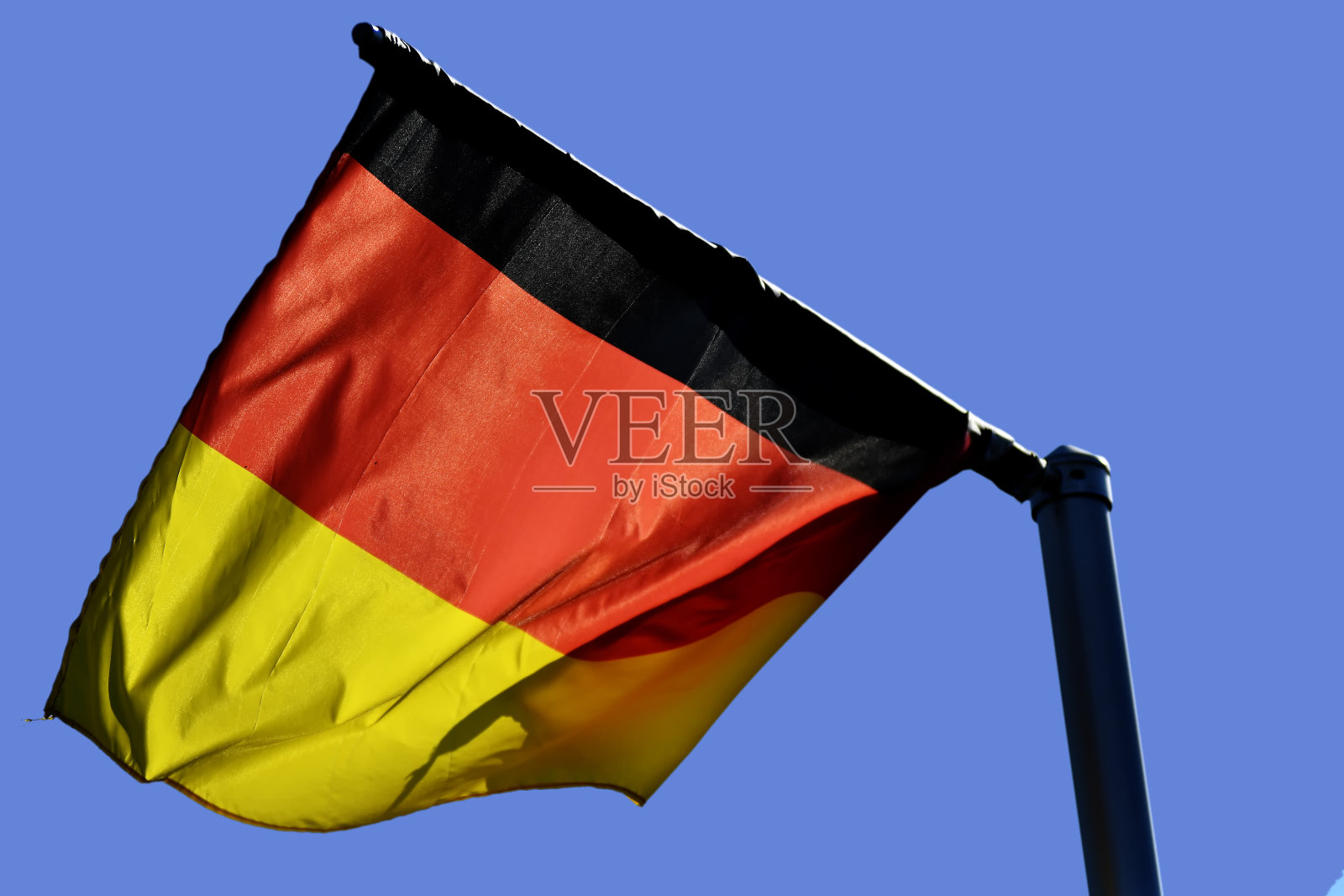 蓝天上的德国旗帜照片摄影图片