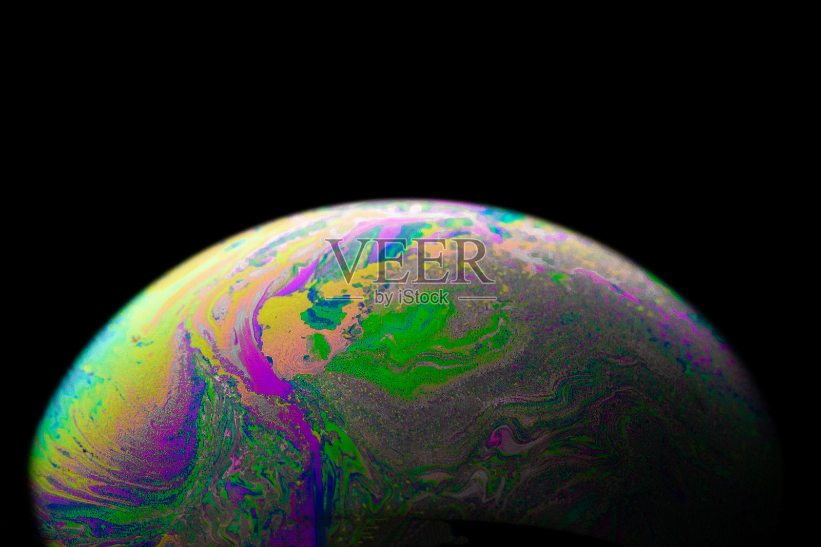 五彩缤纷的泡沫。摘要星系背景与地球行星地球在宇宙空间，阳光在黑暗背景。抽象的彩色肥皂泡。照片摄影图片