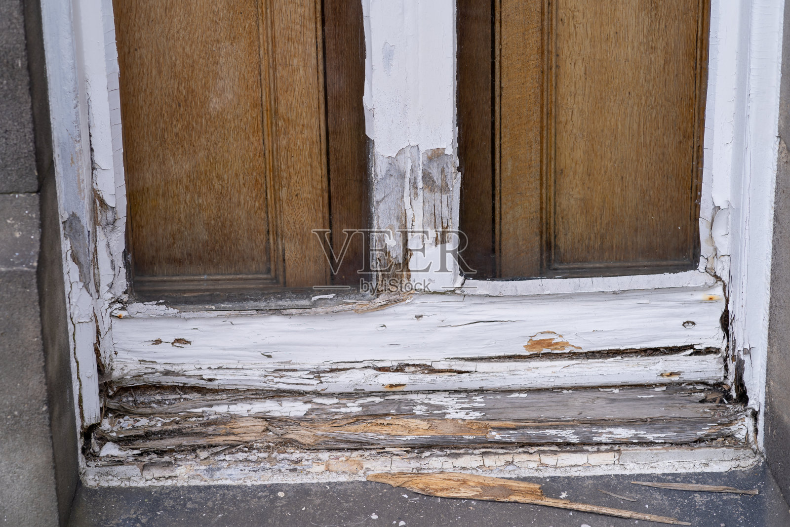旧窗户的木框，油漆剥落，木头腐烂照片摄影图片