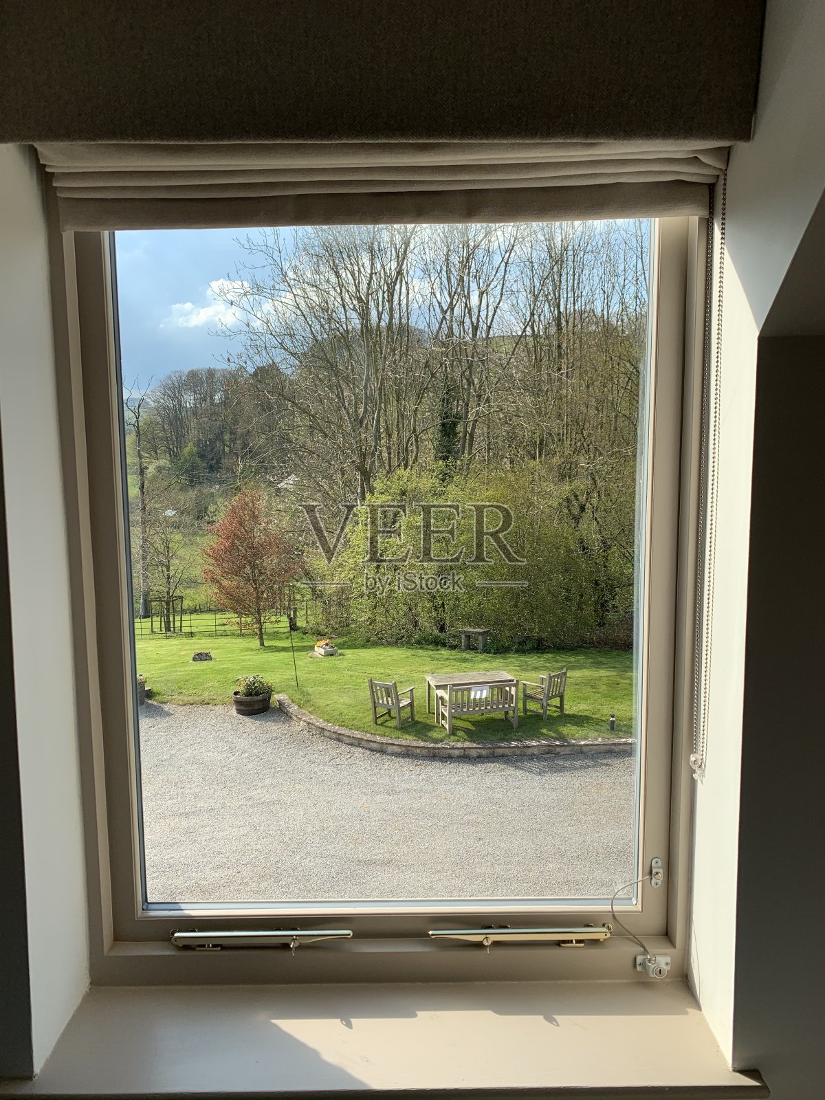 山顶区的窗口照片摄影图片