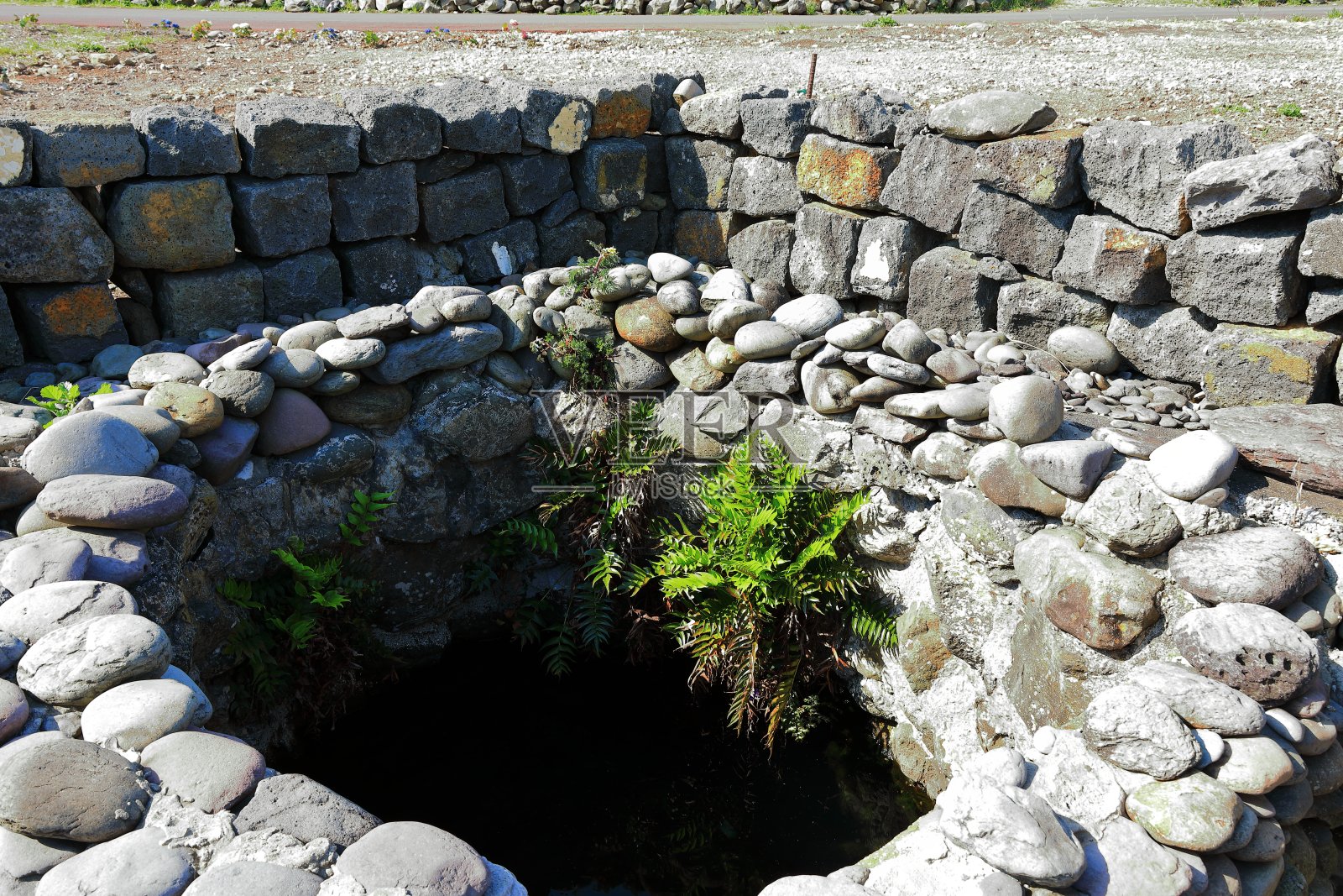 水井，泉水，石墙，食用水，泉水，瓶装水，饮用水，照片摄影图片