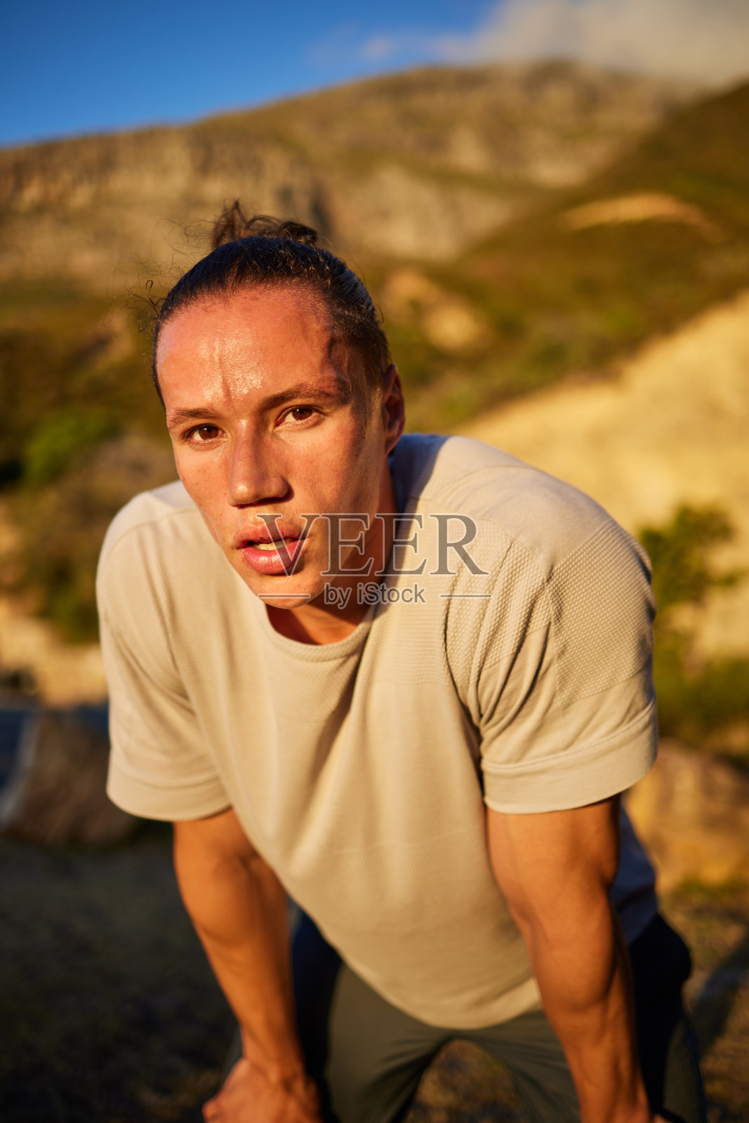 一个年轻人在晨跑时休息照片摄影图片