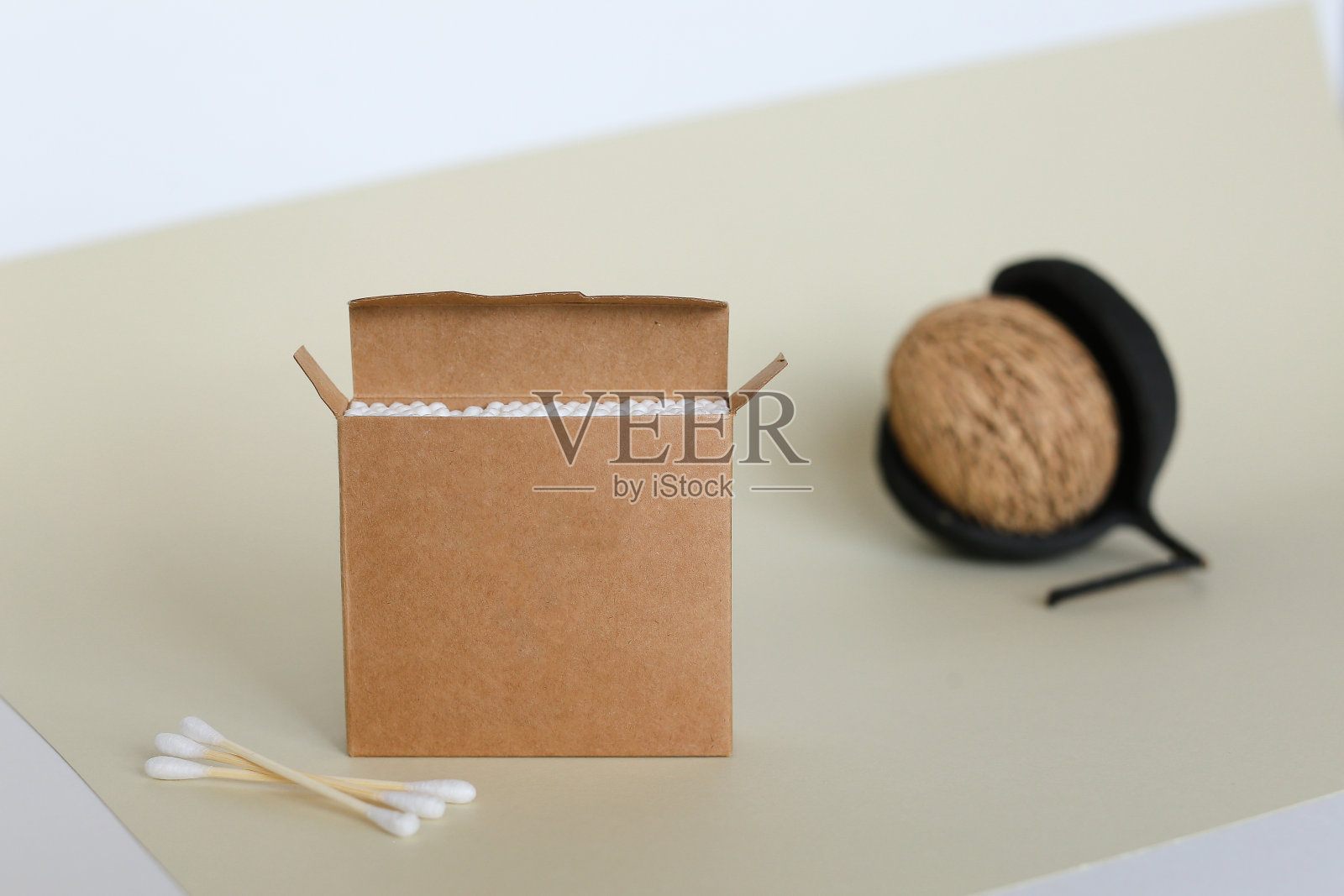 竹棉签放在橙色桌子上。零浪费、无塑料的生活理念照片摄影图片