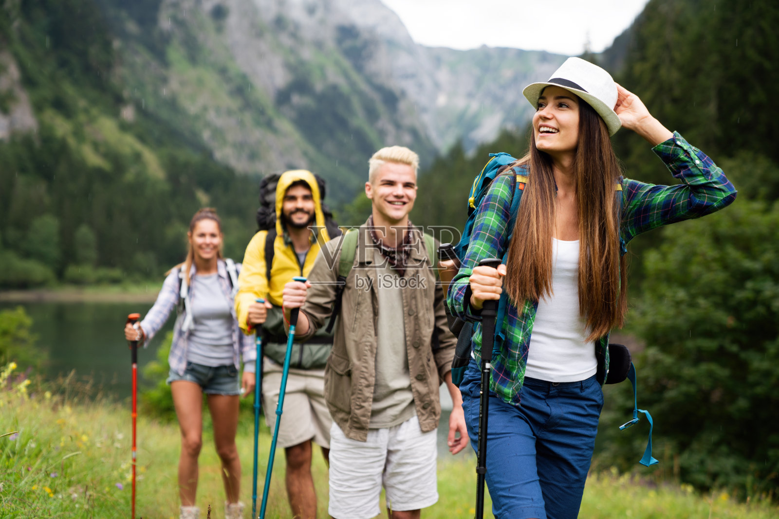 一群朋友在山里徒步旅行，野营照片摄影图片
