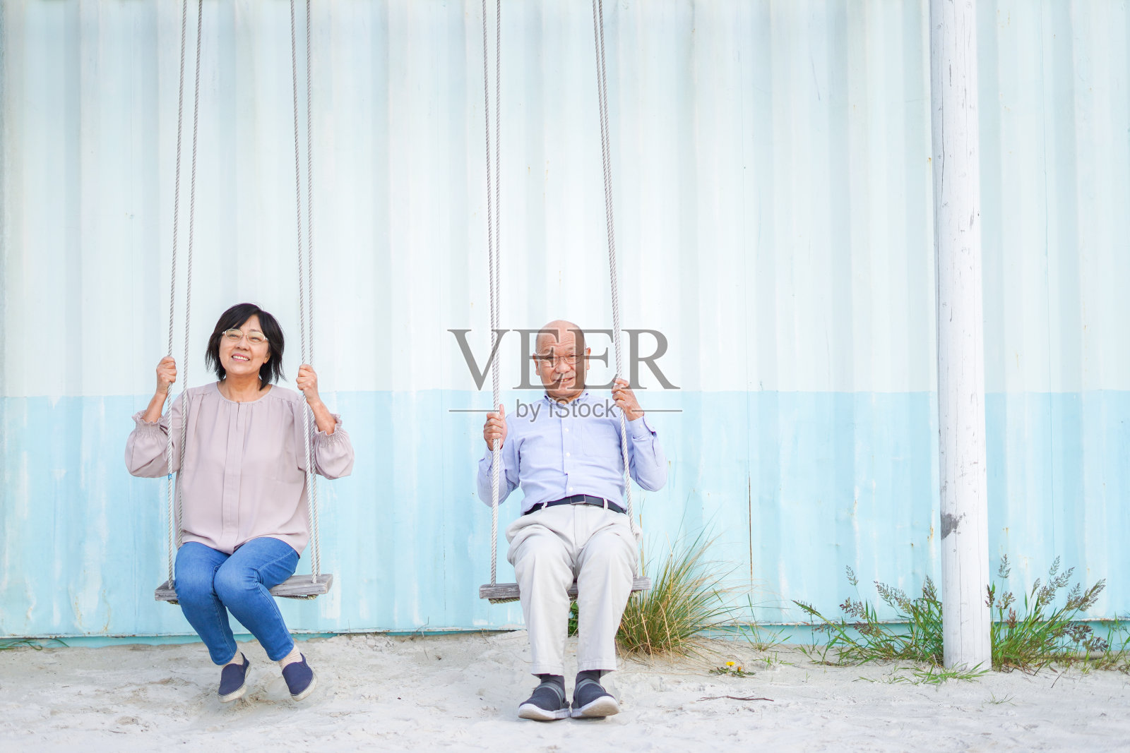 一个老人和他的妻子在荡秋千照片摄影图片