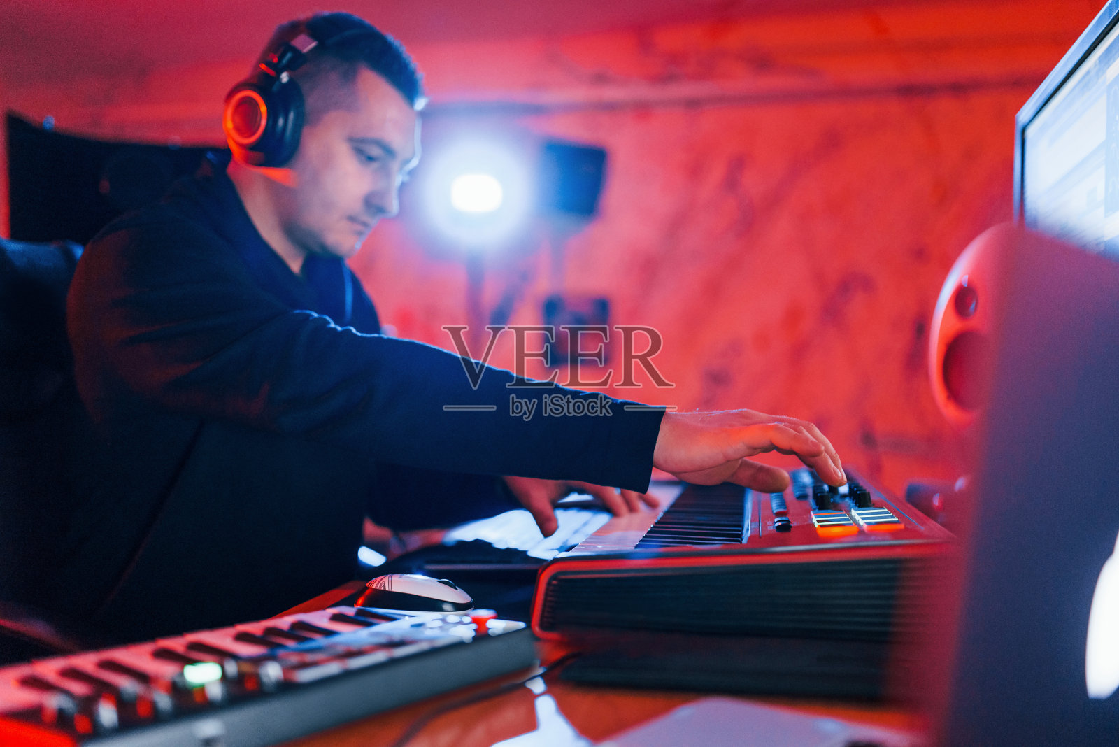 年轻的音乐工程师工作和混音室内演播室照片摄影图片