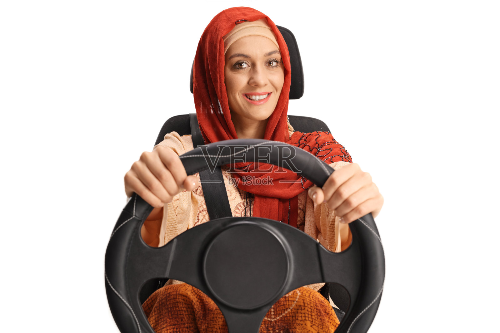 年轻的穆斯林妇女坐在汽车座位上开车照片摄影图片