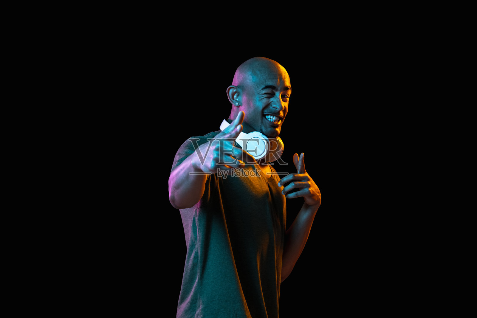 一个非洲裔美国年轻人的肖像，背景是霓虹灯。人的情感、面部表情、青春、销售、广告的概念。照片摄影图片