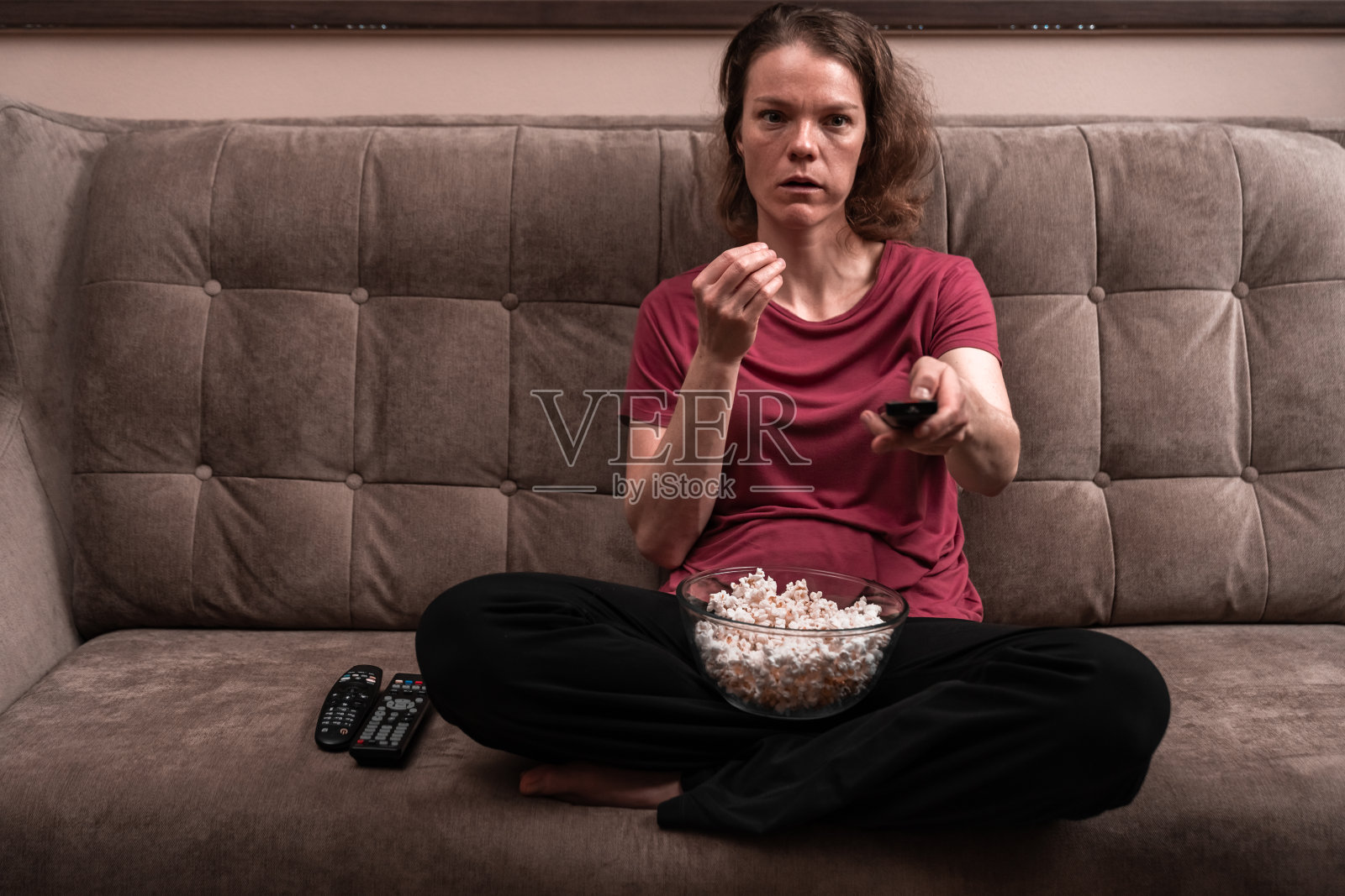 当你坐在家里吃着爆米花看电视的时候，你的情绪会变得激动起来。惊讶和意外照片摄影图片