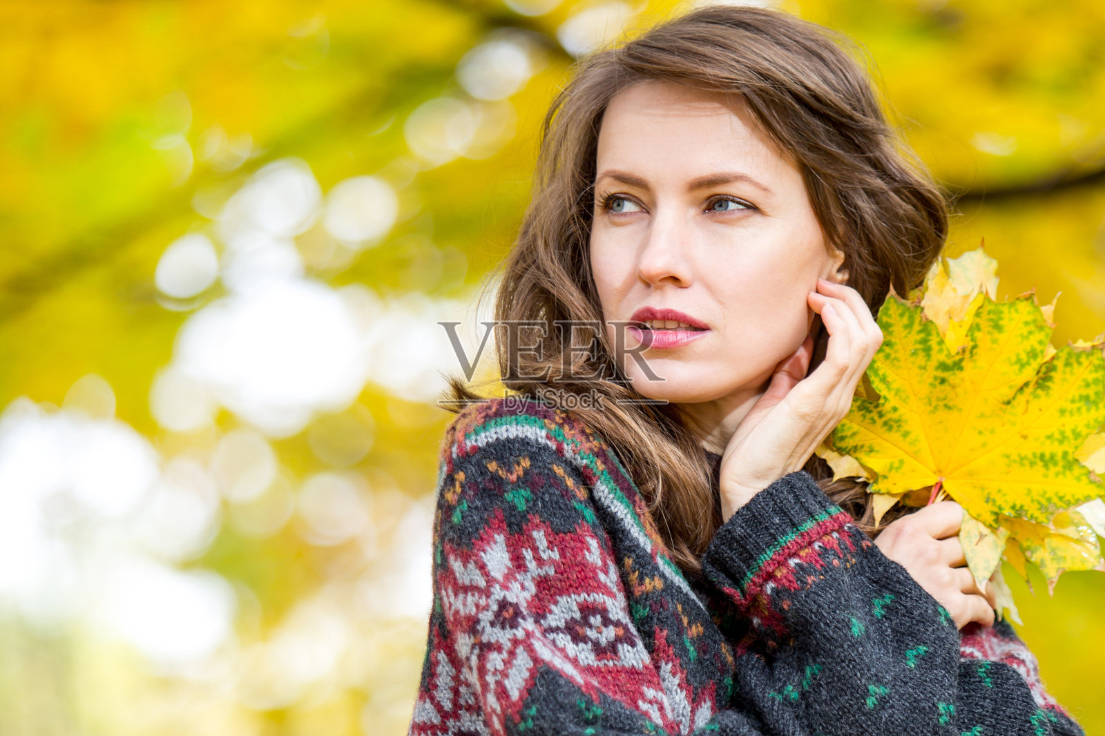 穿着毛衣的漂亮女人的肖像照片摄影图片