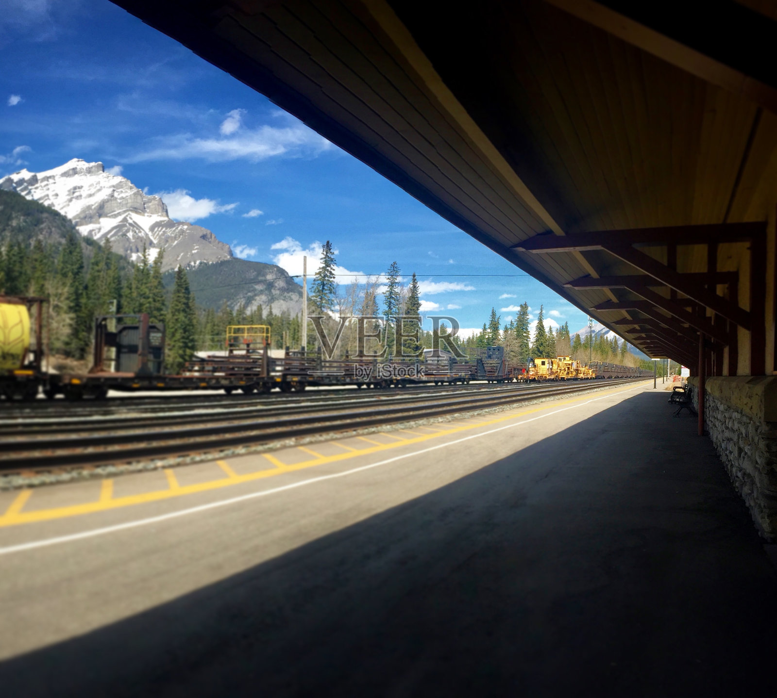 班夫火车站概念图像，背景为喀斯喀特山。照片摄影图片