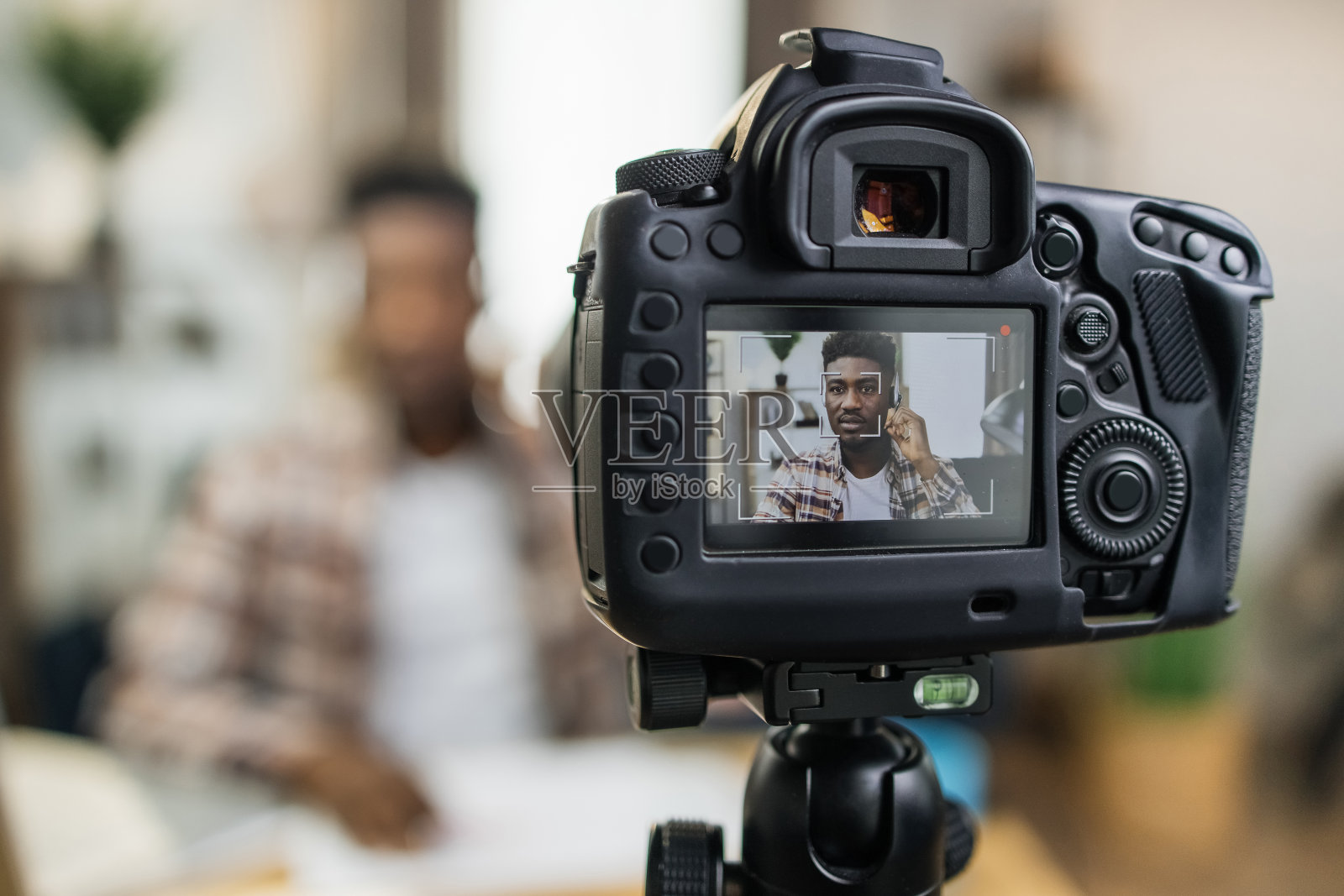 非洲人戴着耳机在摄像机上录制在线课程照片摄影图片