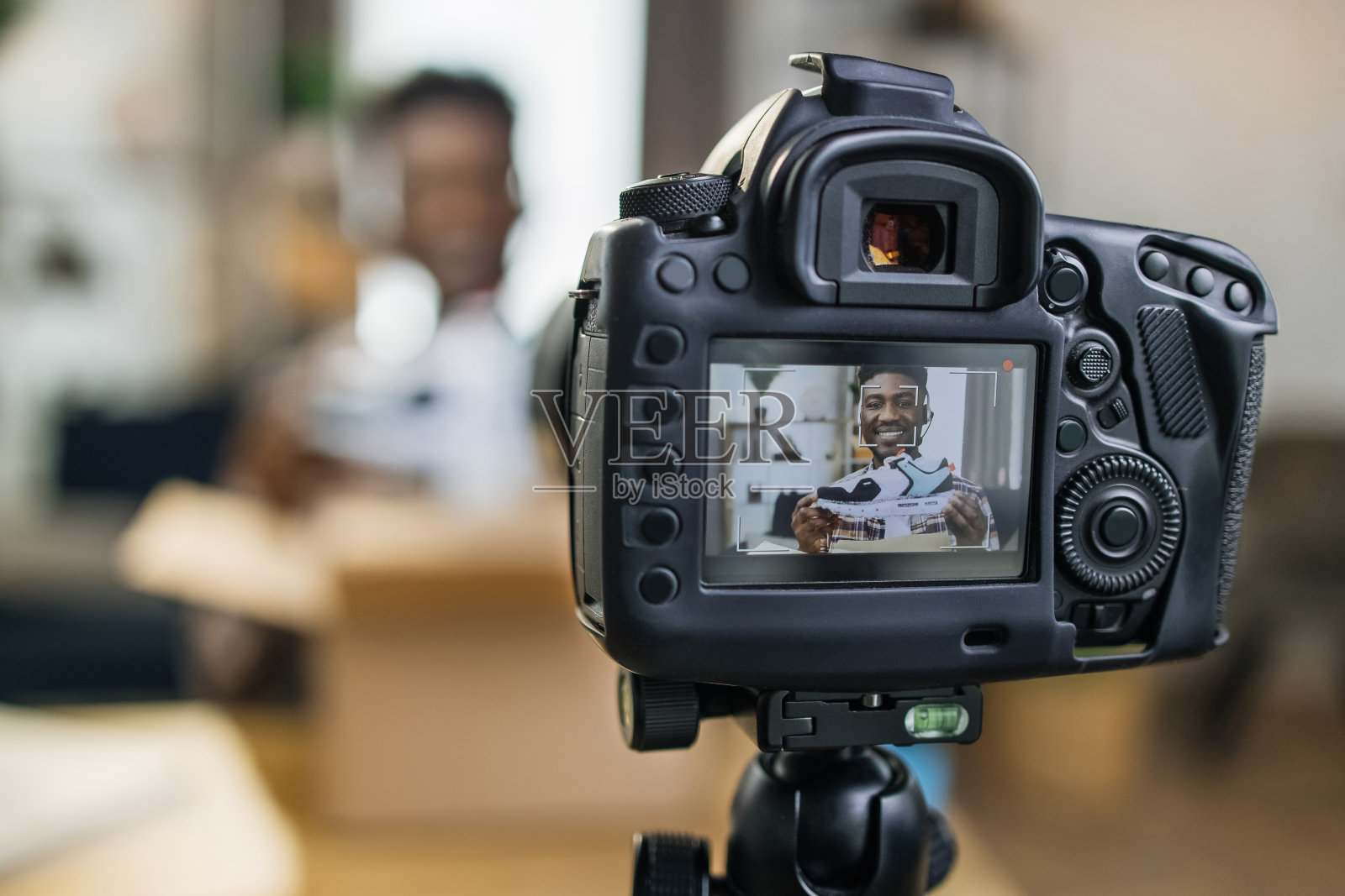 美国黑人男子打开运动鞋并录像照片摄影图片