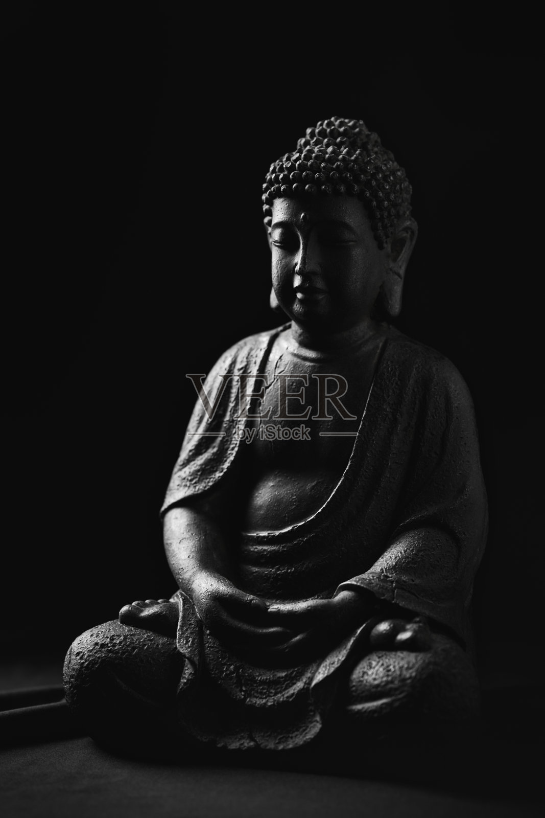 沉思佛像在黑暗的背景。副本的空间。照片摄影图片