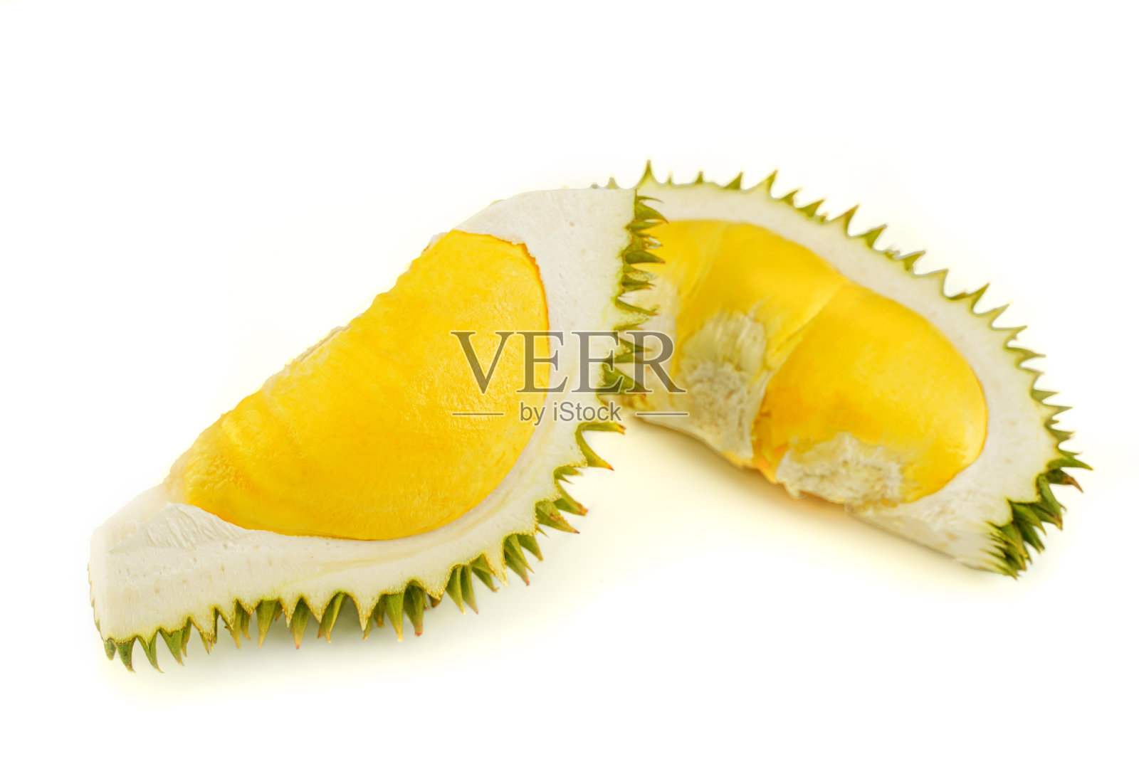 在单独的白色背景上切下新鲜的榴莲果肉。照片摄影图片