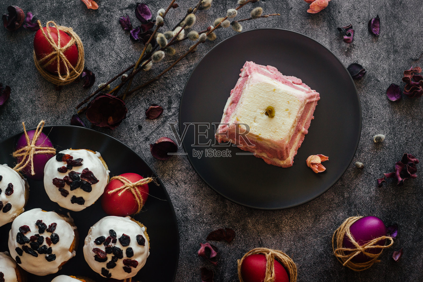 豆腐复活节。复活节传统的东正教菜肴。樱桃奶酪复活节照片摄影图片