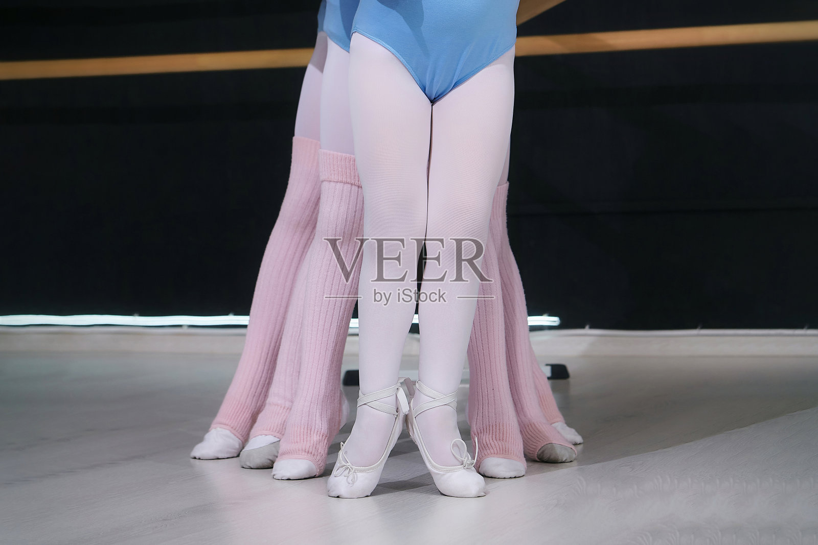 舞蹈课上的年轻女孩。谁的腿有优美的形状照片摄影图片