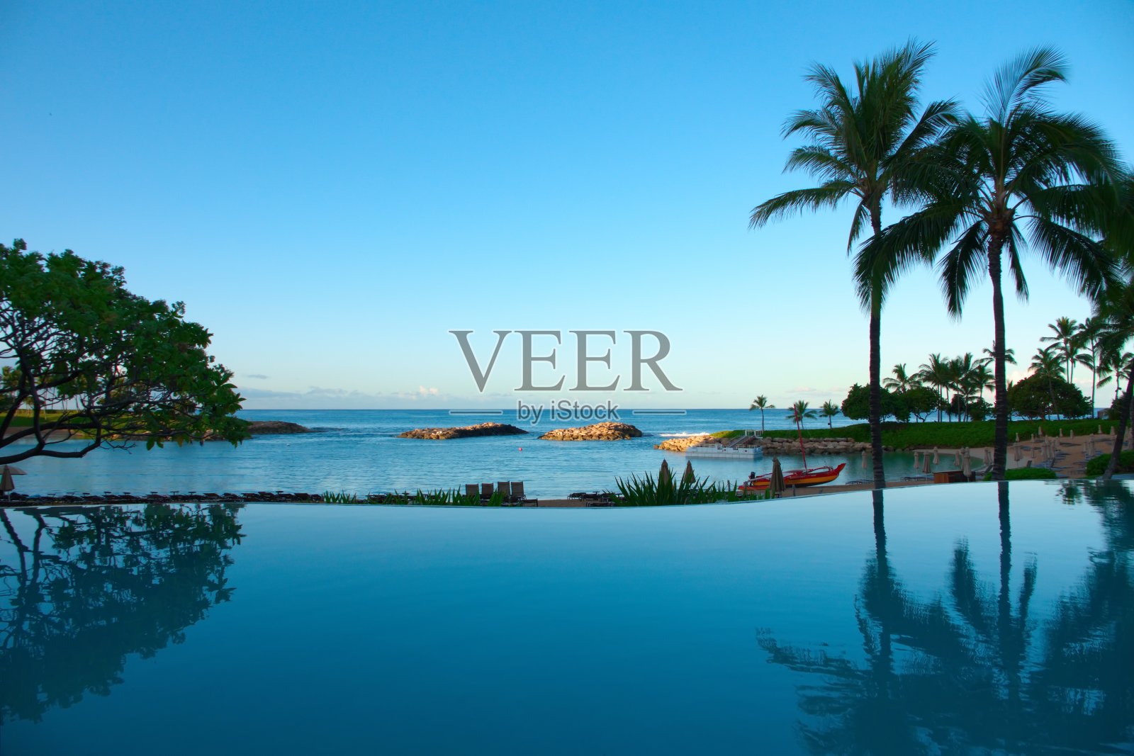 游泳池和海滩照片摄影图片