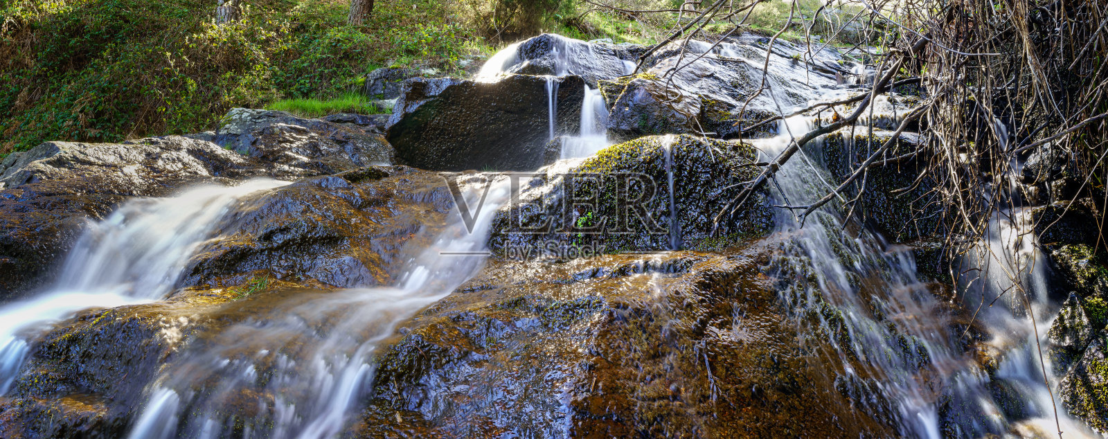 在魔法森林的岩石上瀑布的全景。马德里。照片摄影图片
