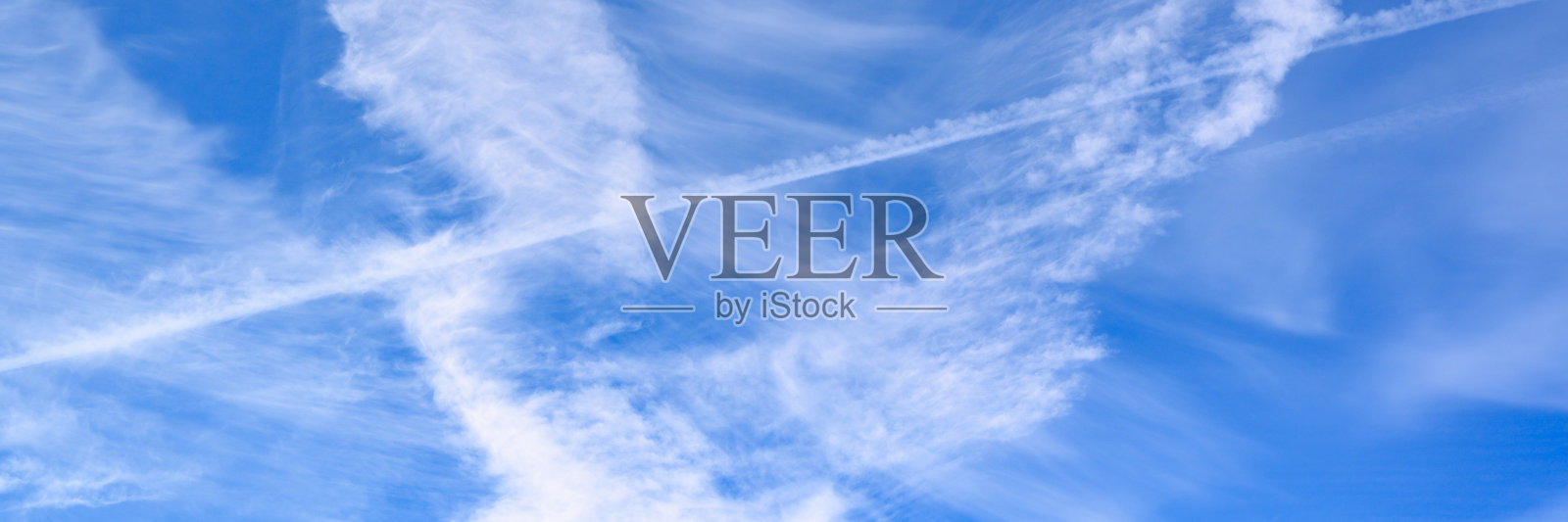 美丽的蓝天背景与白云和从飞机的踪迹。横幅照片摄影图片