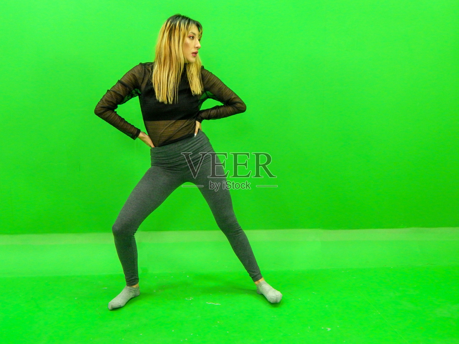 在绿色背景下运动的女人照片摄影图片