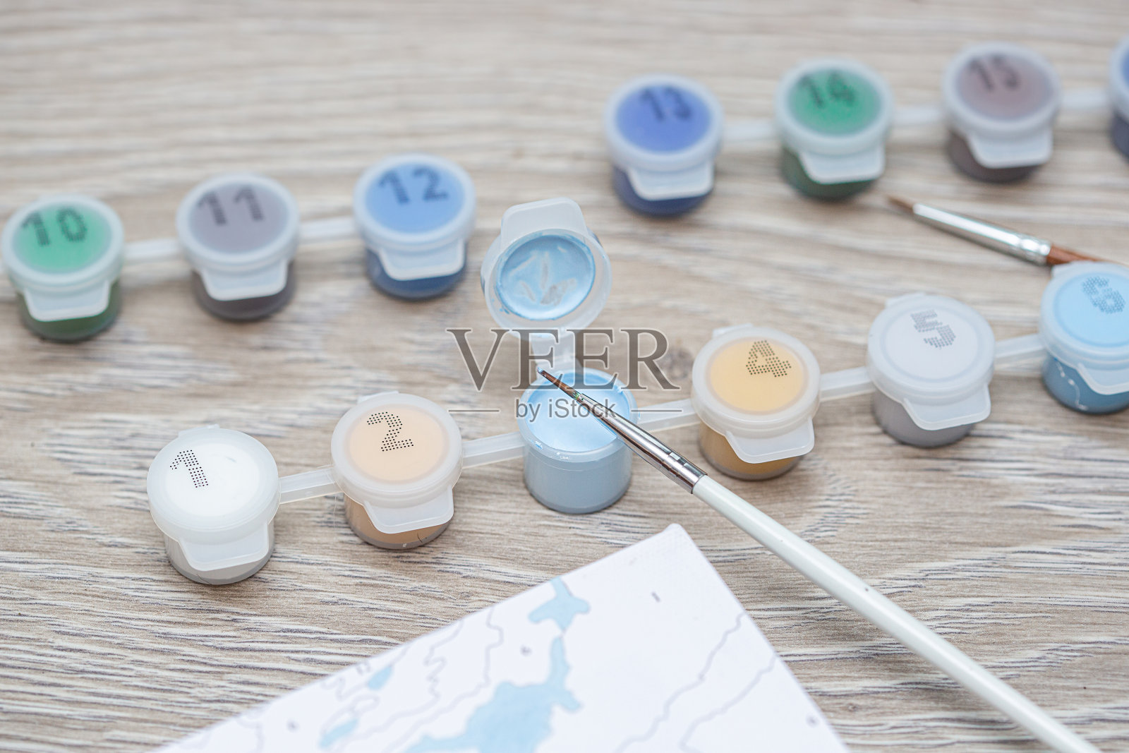 绘画艺术。用画笔，编号的颜料绘制数字。照片摄影图片