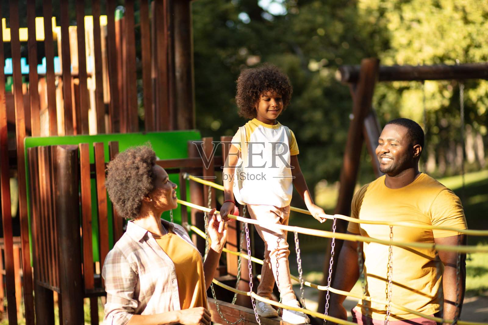 非裔美国家庭在户外玩耍。照片摄影图片