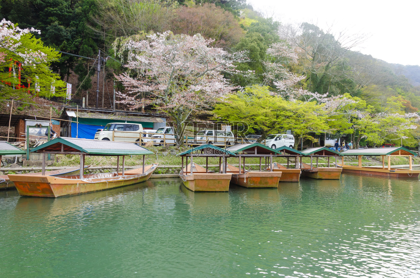 日本京都岚山镇久坂河上的船只。照片摄影图片