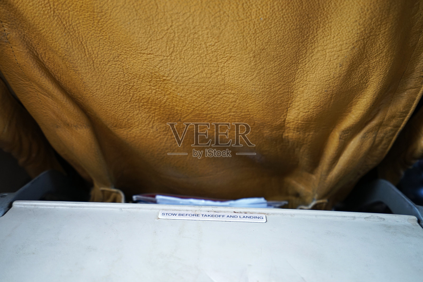 飞机座椅靠背和小桌板照片摄影图片