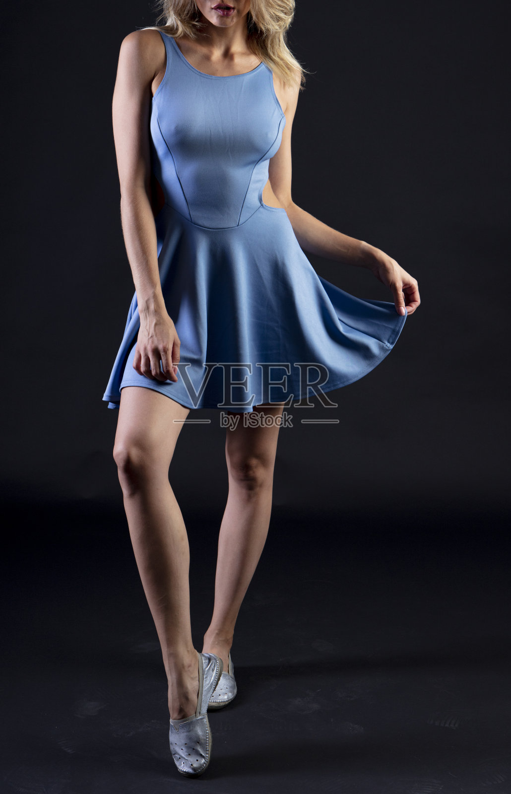 穿着衣服的女性形象，摄影室的肖像照片摄影图片