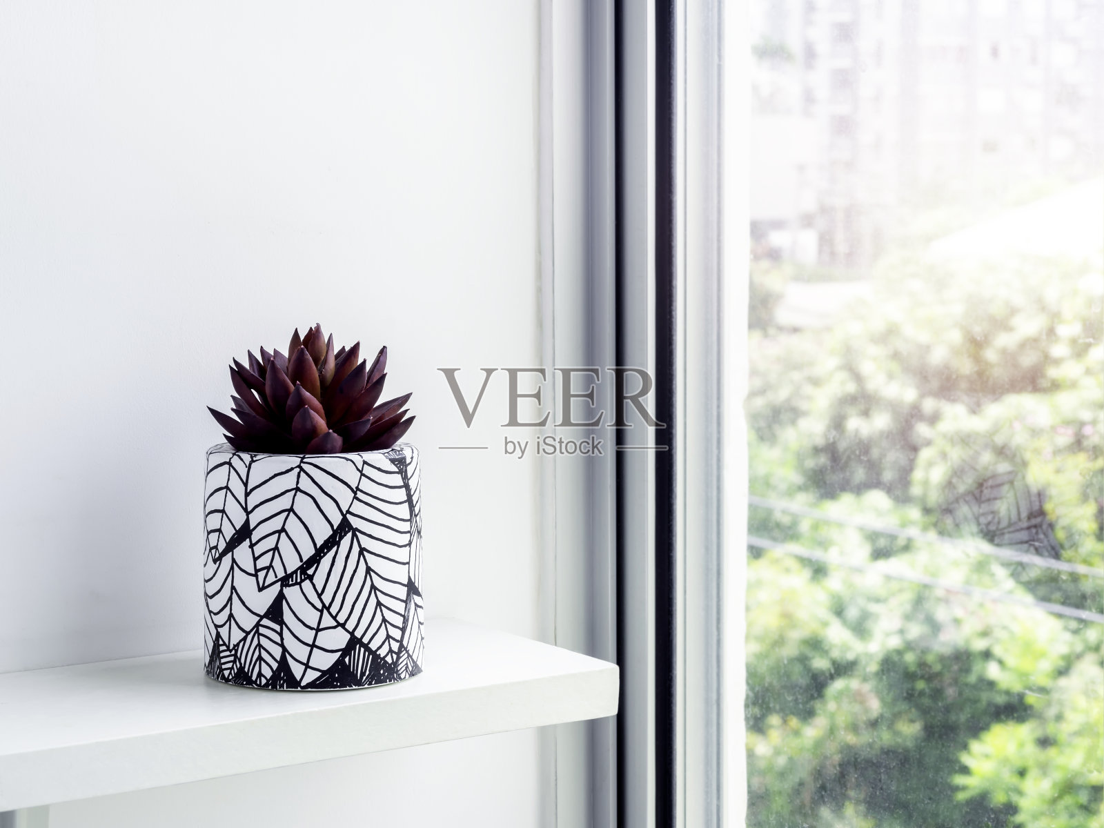 美丽独特的DIY彩绘混凝土壶。照片摄影图片