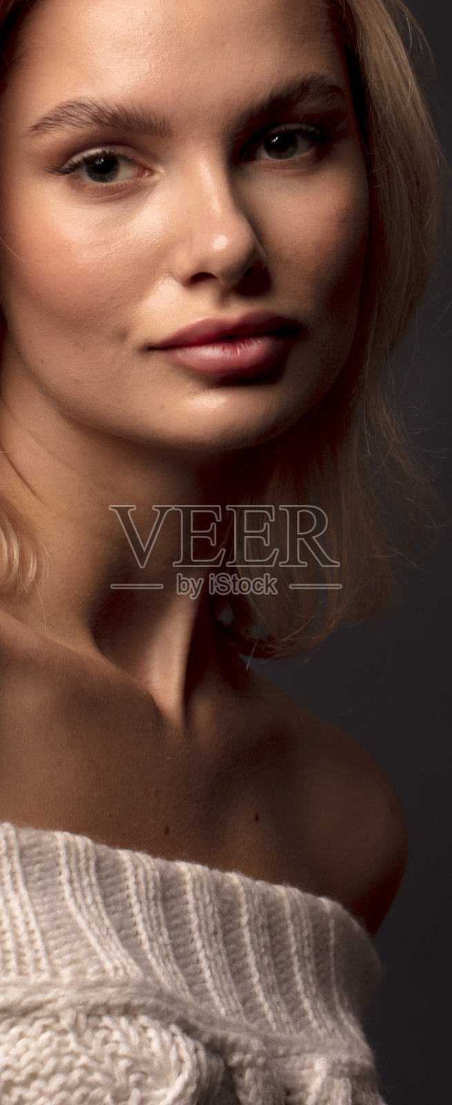 金发，一个年轻女孩的画室肖像照片摄影图片