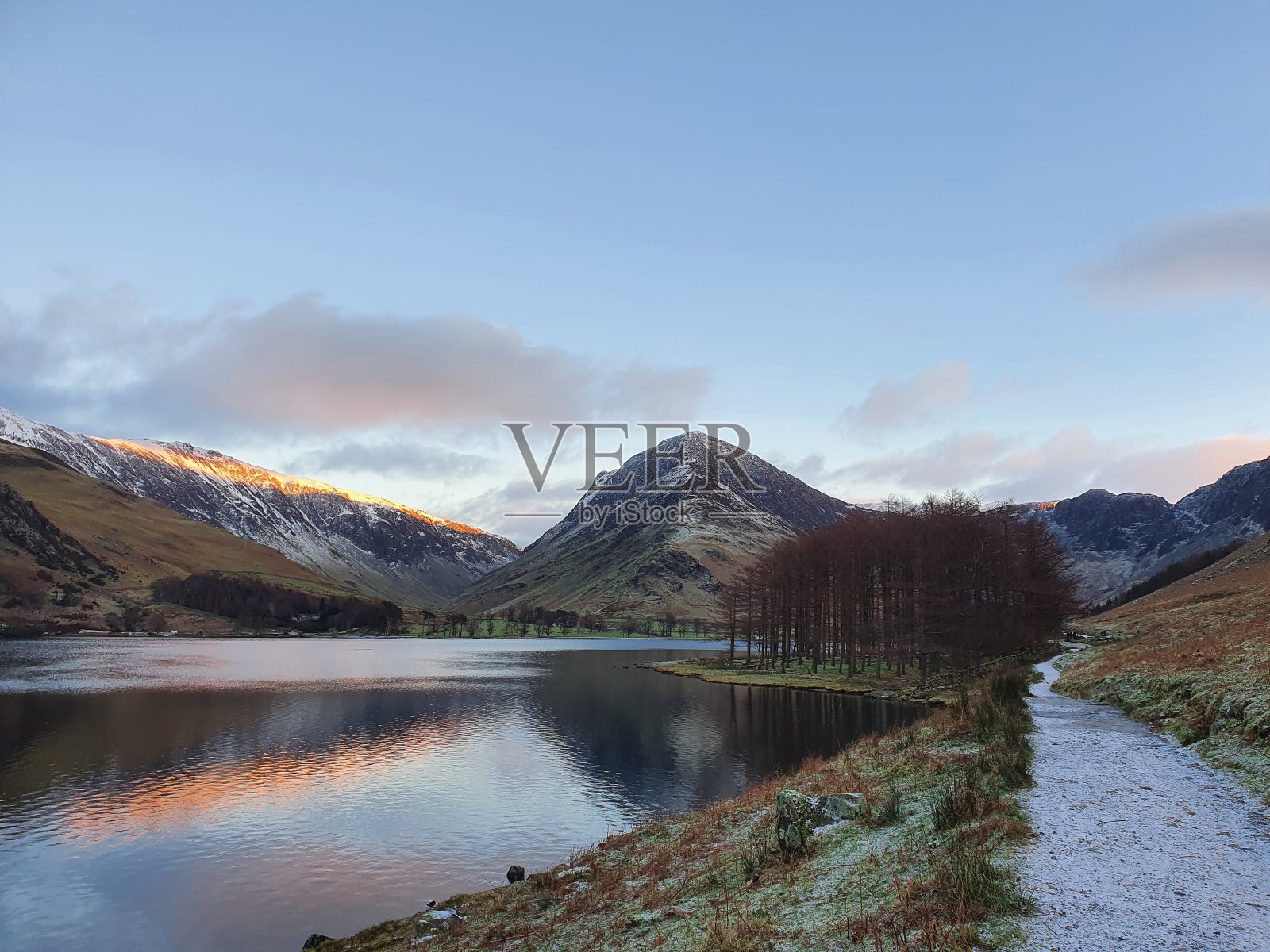 巴特在冬天照片摄影图片