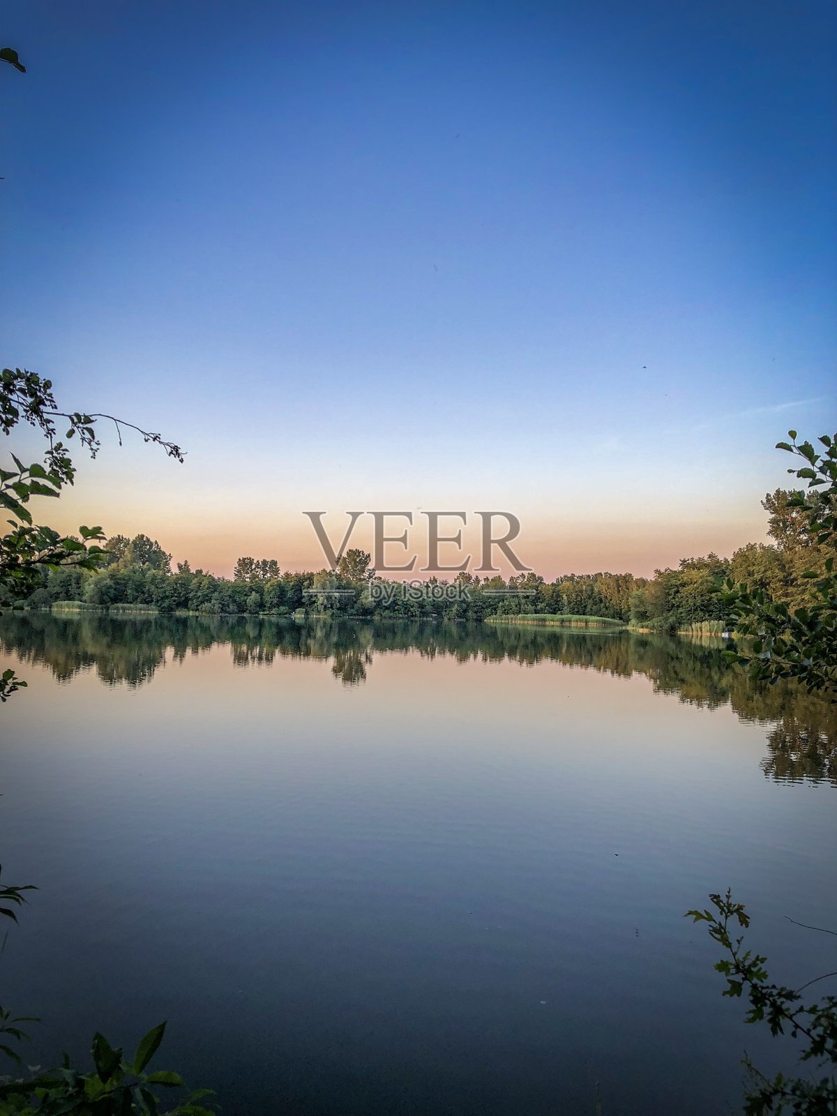 乡村湖泊的五彩缤纷的景色。照片摄影图片