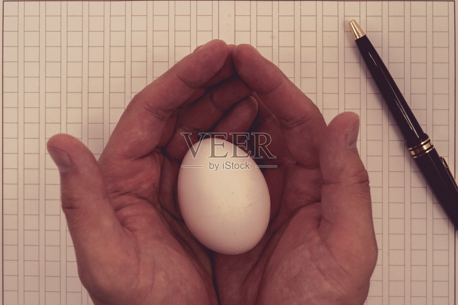 手握着原来的纸和鸡蛋照片摄影图片