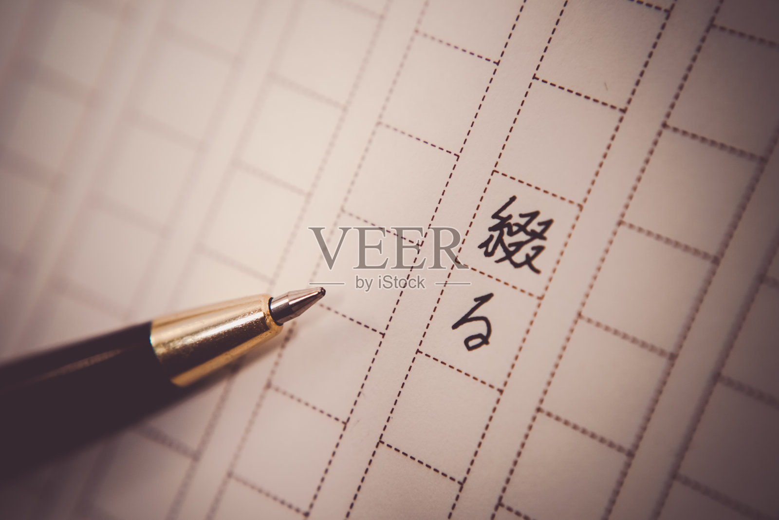 手稿纸和一支圆珠笔照片摄影图片