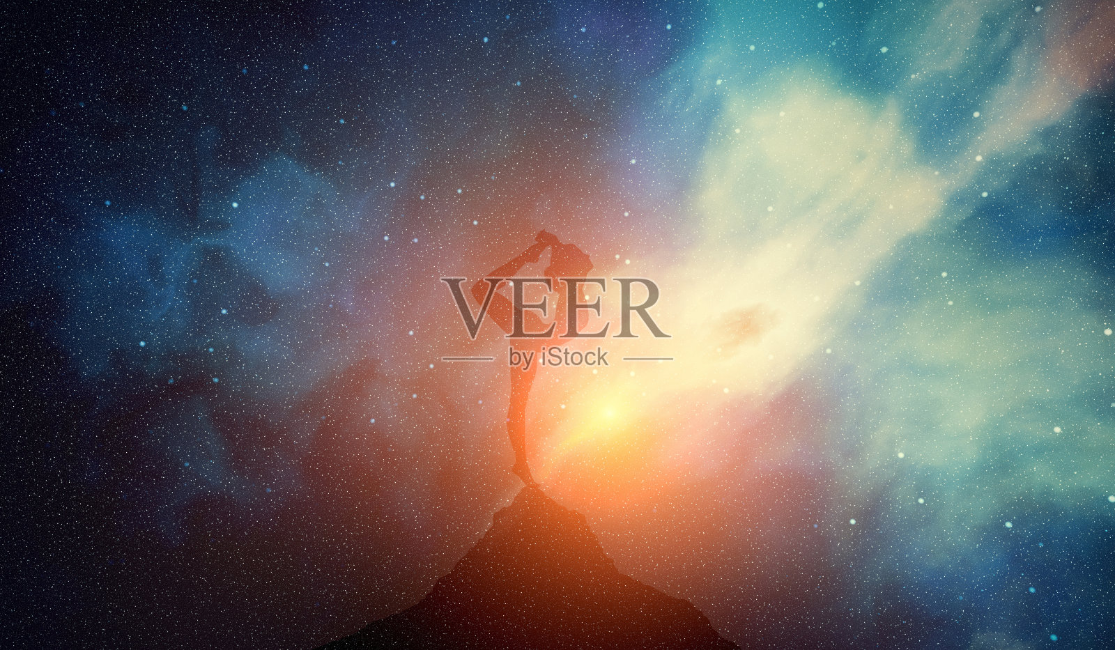 瑜伽中的女人在星云星系背景上摆出沉思的姿势。照片摄影图片