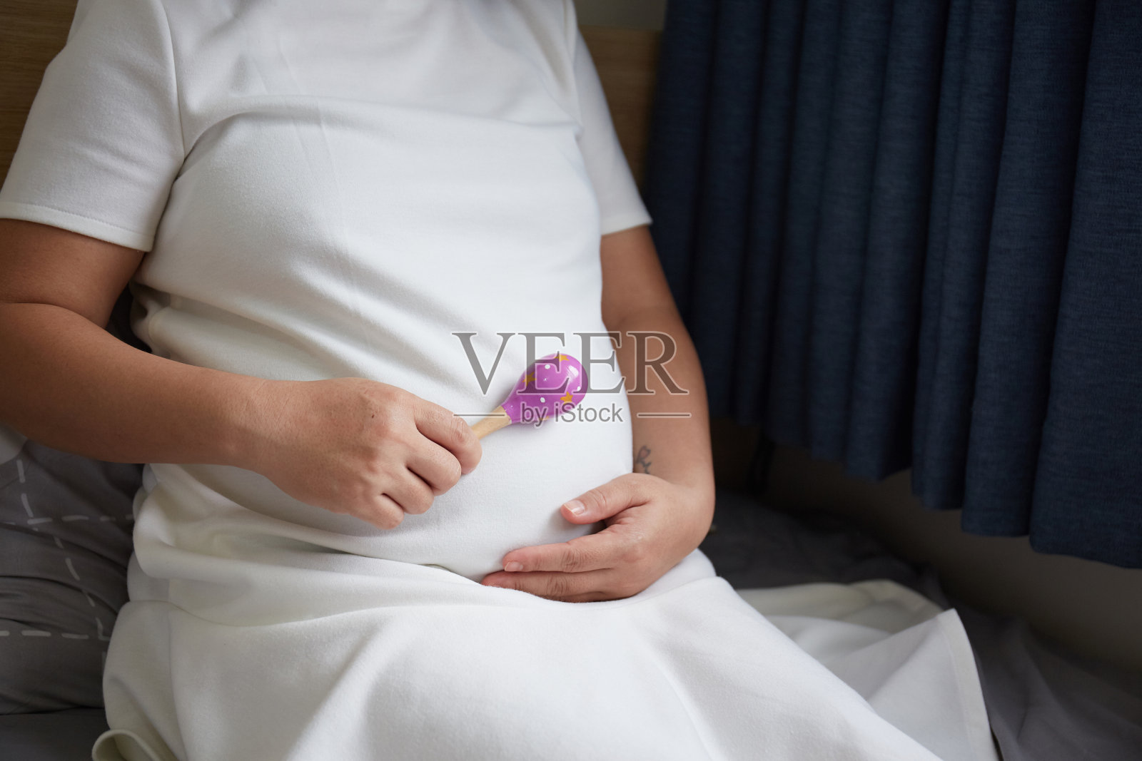 一个东南亚孕妇在室内沙发上的特写镜头照片摄影图片