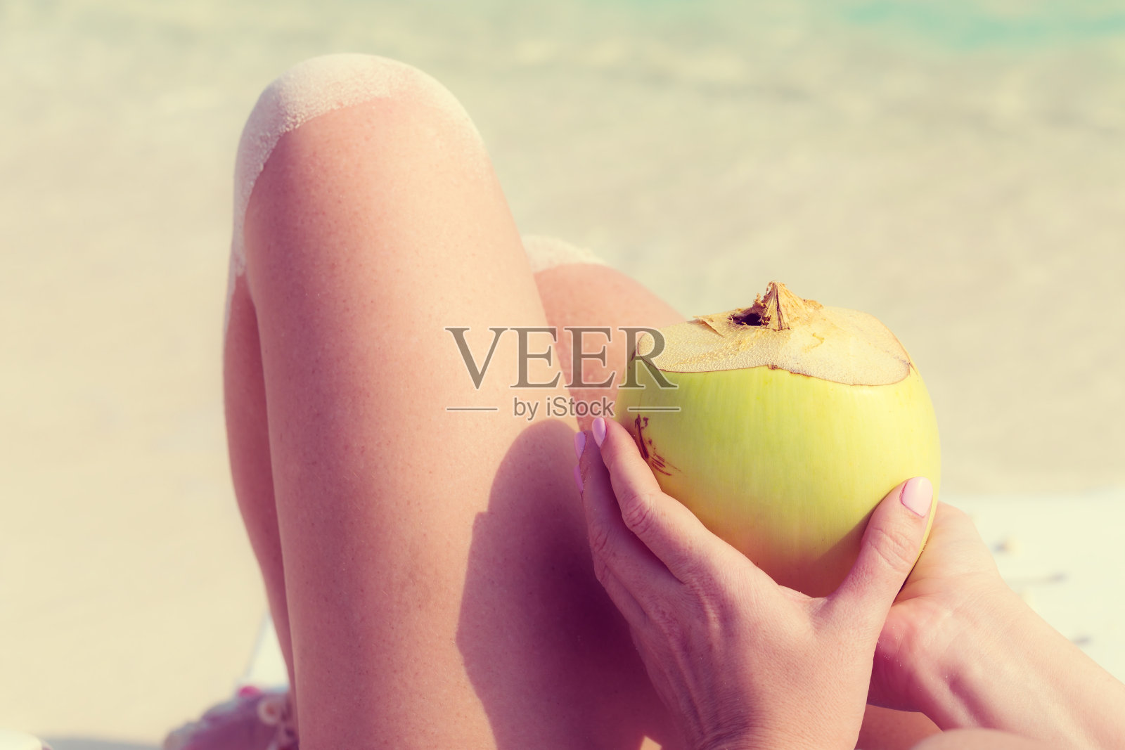 新鲜椰子鸡尾酒在手照片摄影图片